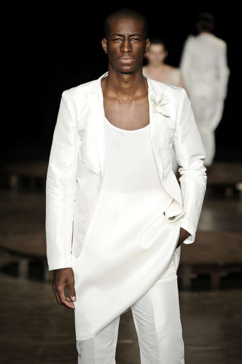 Em 2011, o estilista Jo&atilde;o Pimenta exibiu look para o ver&atilde;o 2012 com camiseta comprida, lembrando bata, combinada com palet&oacute; e cal&ccedil;a