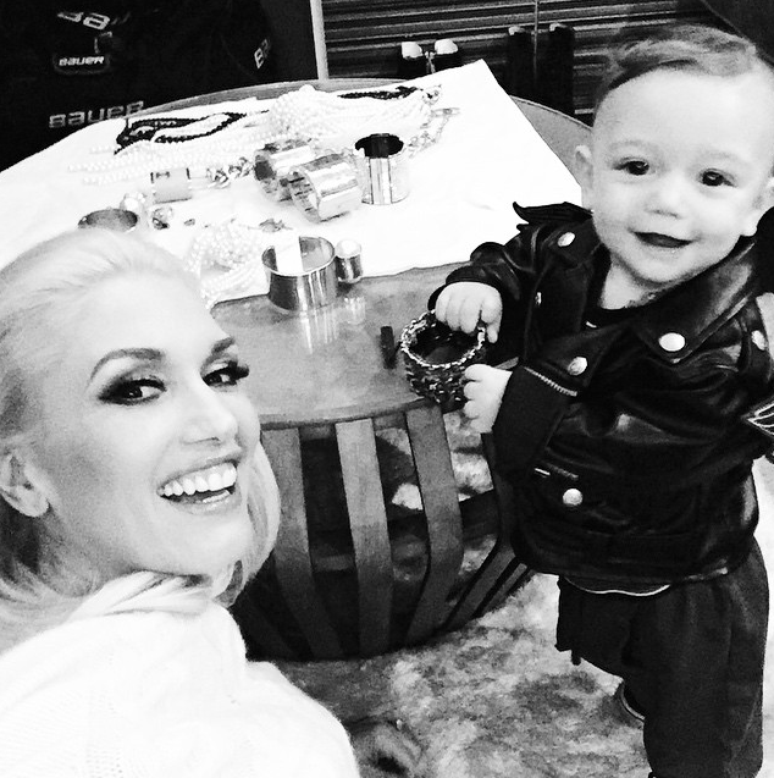 Gwen Stefani e o filho Apollo, de um ano