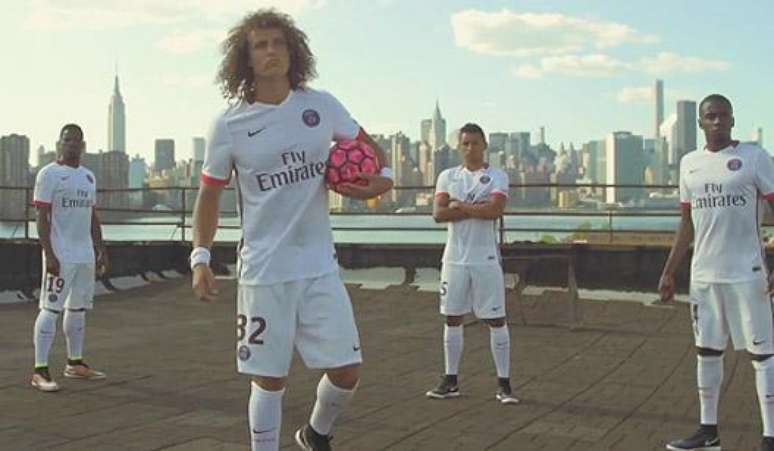 FRAME HOME - David Luiz em vídeo que promove a nova camisa reserva do PSG