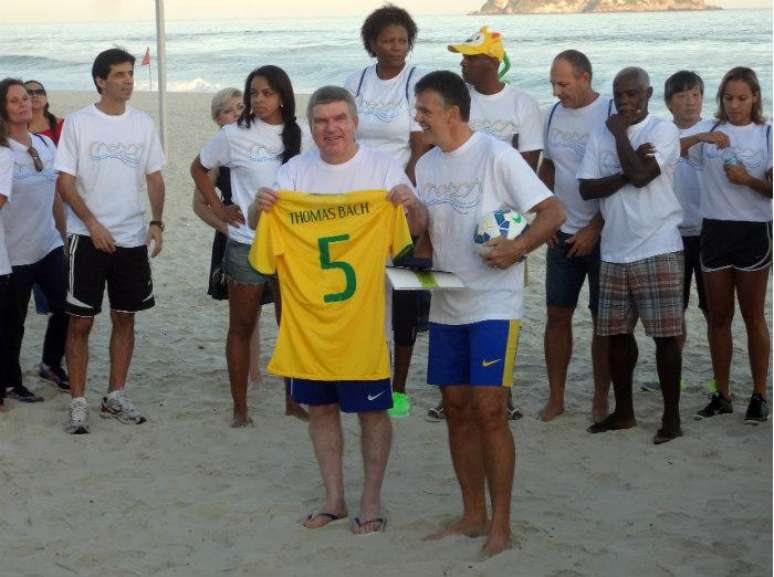 Gilmar Rinaldi entrega camisa da Seleção para Thomas Bach, presidente do COI