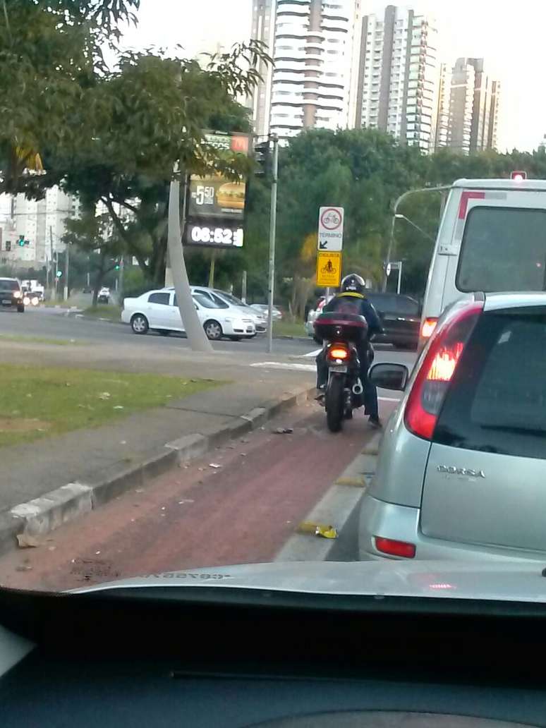Motociclista invade ciclovia na zona leste de São Paulo