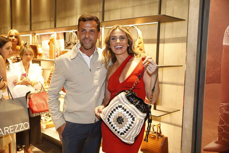 Giovanna Antonelli com Alexandre Birman, CEO da Arezzo, no lan&ccedil;amento da cole&ccedil;&atilde;o ver&atilde;o da Arezzo