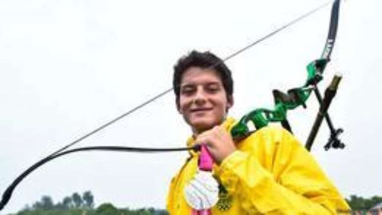 Marcus Vinícius ganhou a medalha de prata no tiro com arco na Olimpíada da Juventude no ano passado, quando tinha 16 anos