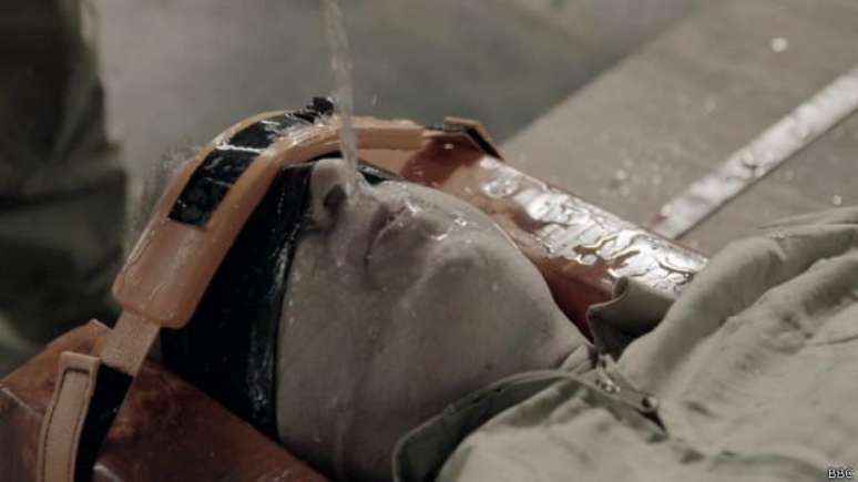Waterboarding - ou afogamento simulado - era uma das técnicas usadas pela CIA para extrair informações confidenciais de prisioneiros