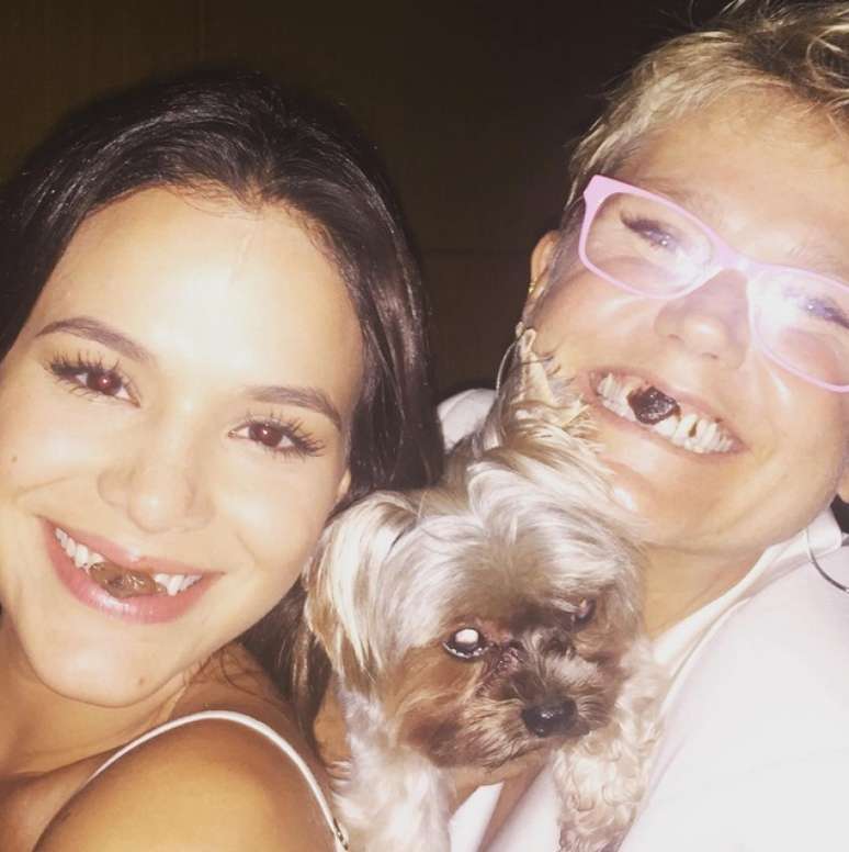 Marquezine e Xuxa tiram selfie juntas