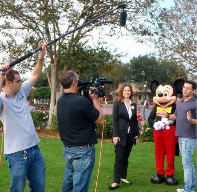 Neto e sua equipe durante grava&ccedil;&atilde;o na Disney (Foto: Reprodu&ccedil;&atilde;o/Instagram)