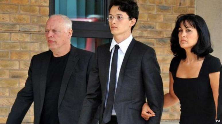 Gilmour e a mulher Polly Samson acompanharam o filho, Charlie, ao julgamento em 2011
