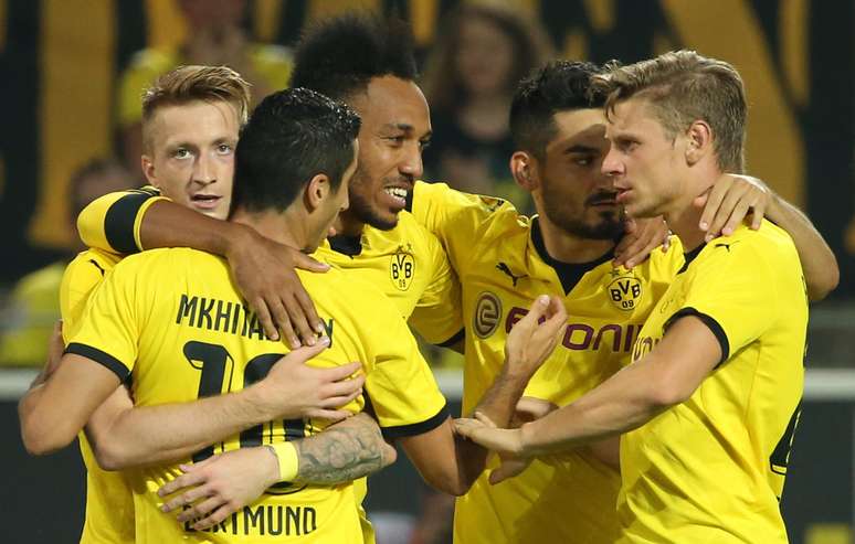 Jogadores do Borussia comemoram a vitória elástica e a classificação para a próxima fase da Liga Europa