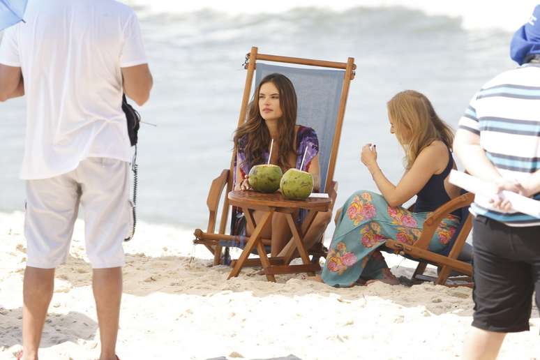 Alessandra Ambrósio e Angélica na praia do Recreio dos Bandeirantes, no Rio de Janeiro