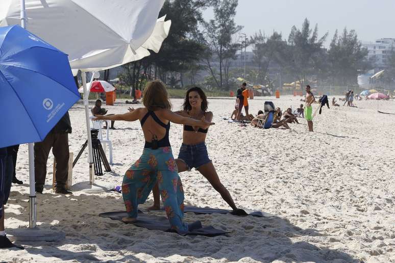 Alessandra Ambrósio e Angélica praticam ioga na praia do Recreio dos Bandeirantes, no Rio de Janeiro