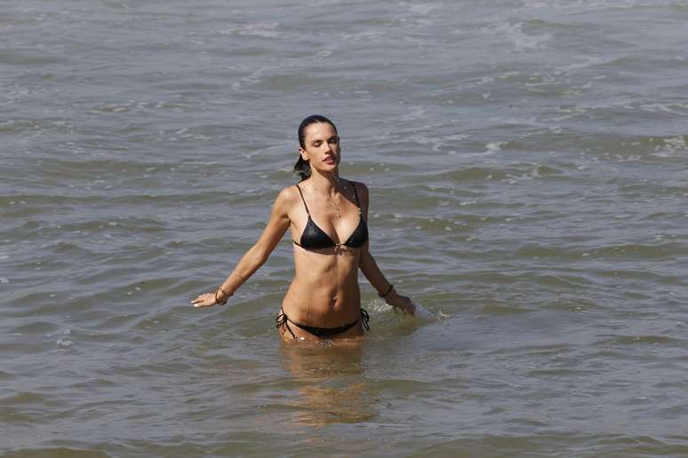 Alessandra Ambrósio mergulha no mar do Recreio dos Bandeirantes, no Rio de Janeiro