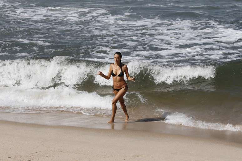 Alessandra Ambrósio mergulha no mar do Recreio dos Bandeirantes, no Rio de Janeiro