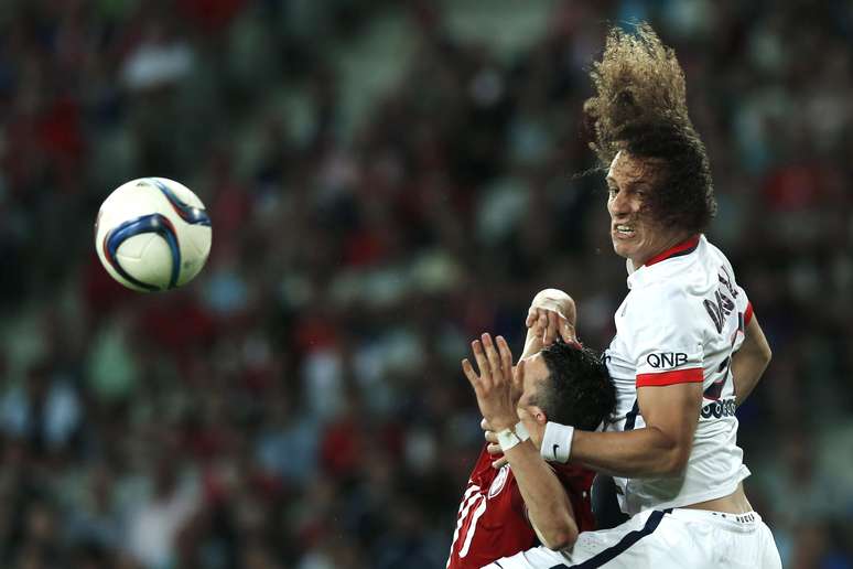 Mesmo com um a menos desde o primeiro tempo, time de David Luiz vence estreia