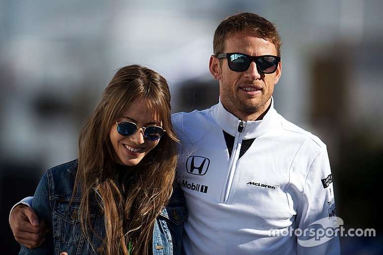 Jenson Button flertou com a aposentadoria, mas renovou contrato com a McLaren para a próxima temporada