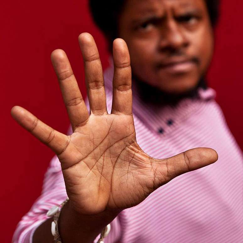 O artista paulistano Moisés Patrício posta uma foto por dia de sua mão, com diferentes mensagens