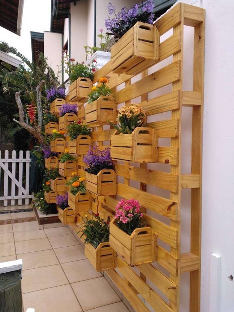 Também é possível montar um jardim vertical com pallets e caixotes