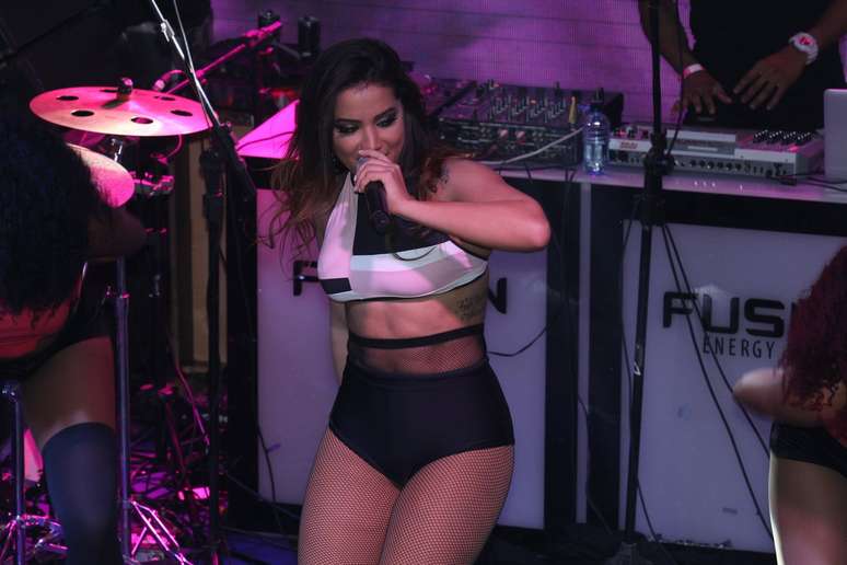 Anitta se apresenta em show do projeto “Quinta de Férias”, da boate Pink Elephant Rio, na Barra da Tijuca 