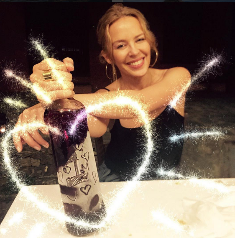 Kylie Minogue estoura garrafa de vinho para celebrar marca de 1 milhão de seguidores no Instagram