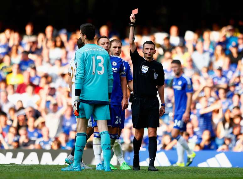 Courtois, goleiro do Chelsea, foi expulso ao cometer pênalti