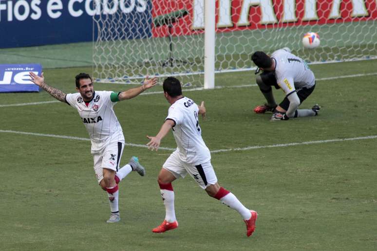 Escudero comemora primeiro gol do Vitória no Castelão