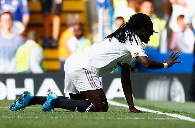 Gomis comemora segundo gol do Swansea
