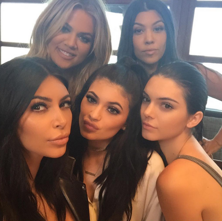 Kim Kardashian (à esq.) posta foto em que homenageia a irmã caçula, Kylie (ao centro), que comemora 18 anos, com as demais irmãs Kardashian