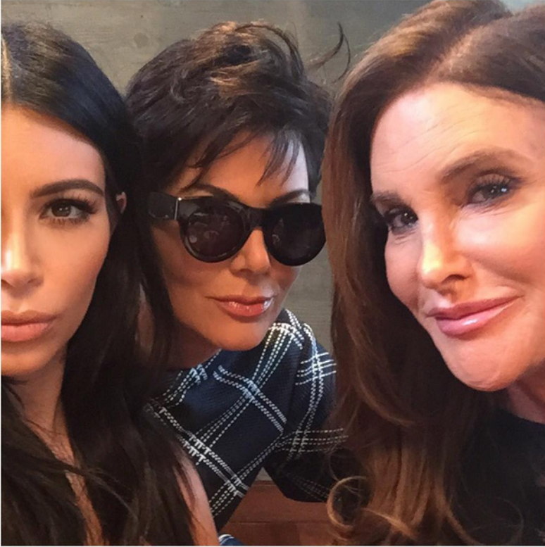 Kim Kardashian (à esq) posta foto que mostra a mãe, Kris (ao centro), e o ex-padrasto Caitlyn Jenner, juntos pela primeira vez desde a transição de gênero de Bruce Jenner