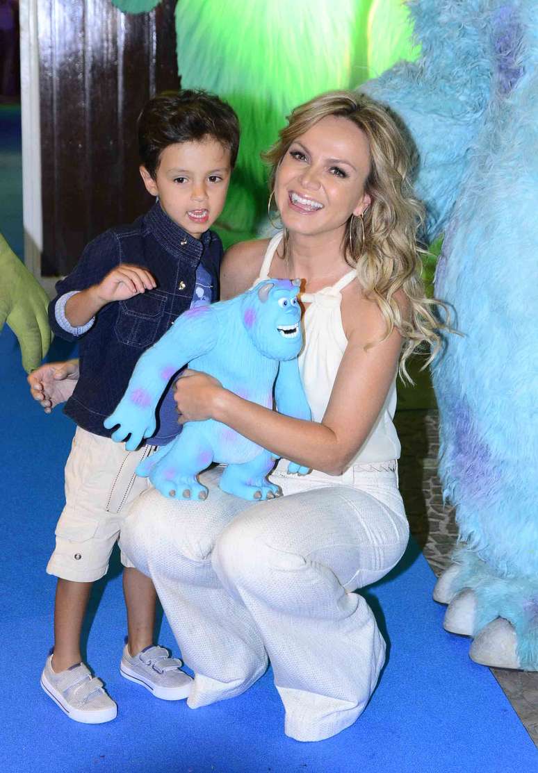 Eliana e o filho Arthur, que completou 4 anos, comemorando aniversário dele em São Paulo, neste sábado (8). O tema da festa foi o filme &#034;Monstros S/A&#034;