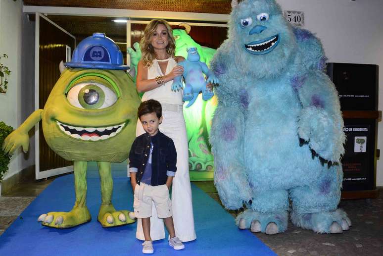 Eliana e o filho Arthur, que completou 4 anos, comemorando aniversário dele em São Paulo, neste sábado (8). O tema da festa foi o filme &#034;Monstros S/A&#034;