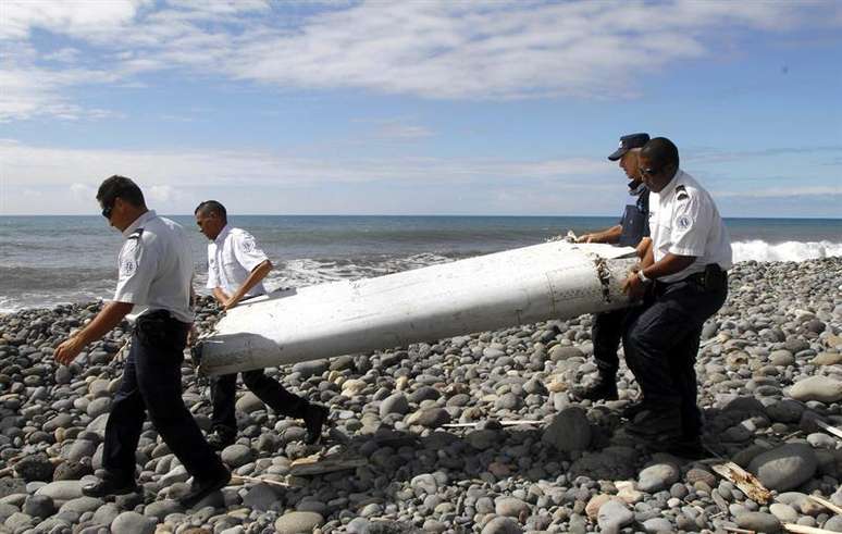Parte da fuselagem de um avião encontrara nos arredores da ilha francesa de Reunião, no Oceano Índico, e que foi identificada como sendo do avião desaparecido da Malaysia Airlines.
