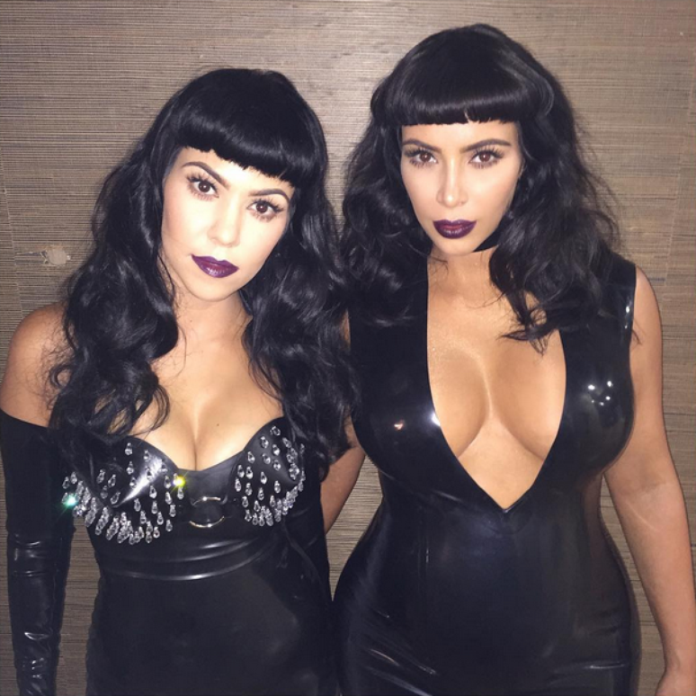 Kim (à dir.) e Kourtney Kardashian aderem a visual gótico para ensaio