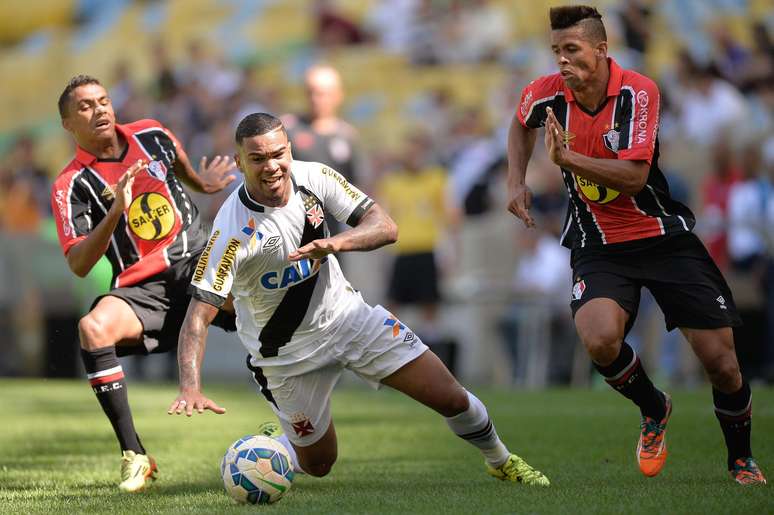 John Cley tenta se livrar da marcação do Joinville