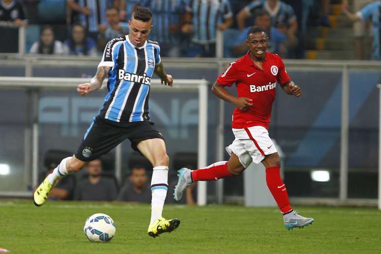 Luan chuta de fora da área para marcar segundo do Grêmio