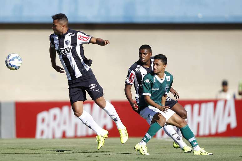 Rafael Carioca intercepta passe em direção ao ataque do Goiás