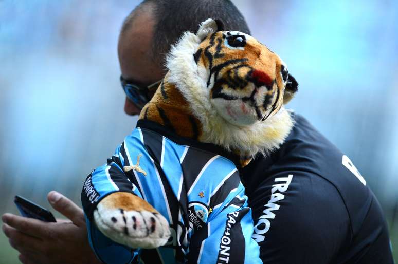 Torcedor do Gr&ecirc;mio usa tigre de pel&uacute;cia para ironizar elimina&ccedil;&atilde;o do Inter para mexicanos
