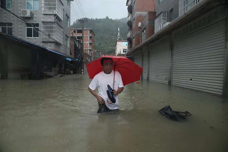 O Soudelor, 13º tufão que chega este ano à China, também deixou seis mortos e 102 feridos em Taiwan.