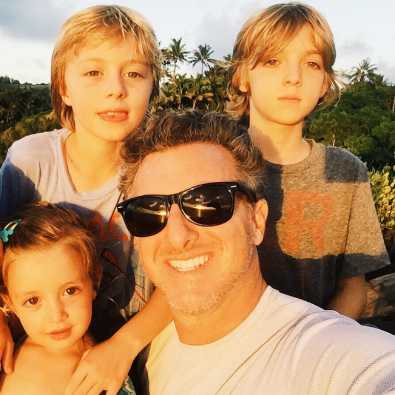 Luciano Huck com os filhos Joaquim (acima, à dir.), Benício e Eva