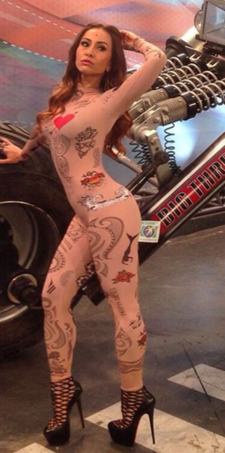 Claro que esse macac&atilde;o n&atilde;o &eacute; para qualquer pessoa. Sabrina Sato posa com ele, mas, para usar na vida real, at&eacute; mesmo para ela &eacute; complicado. Pode servir como complemento de um look mais descolado, desde que a pessoa tenha atitude e ousadia para tanto