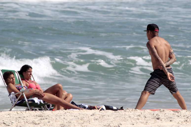 Guerrero curtiu praia no Rio ao lado da irmã e da namorada nesta terça-feira (11)