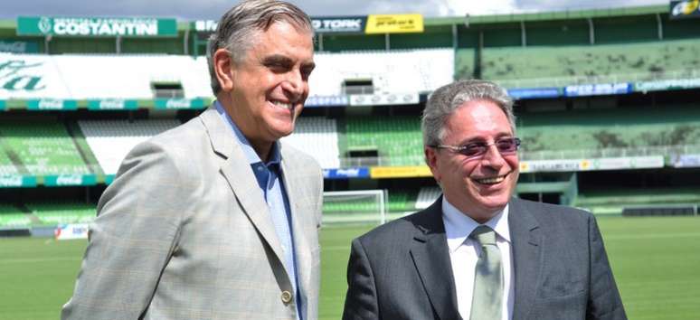 Petraglia e Bacellar, presidentes de Atlético-PR e Coritiba, respectivamente, se aproximaram em 2015
