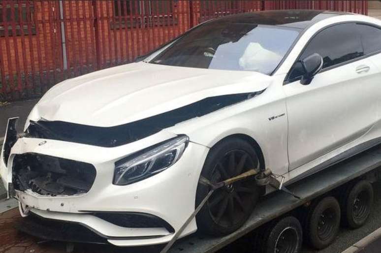 Carro do atacante Sterling, do Manchester City, foi encontrado abandonado em ruas de Londres