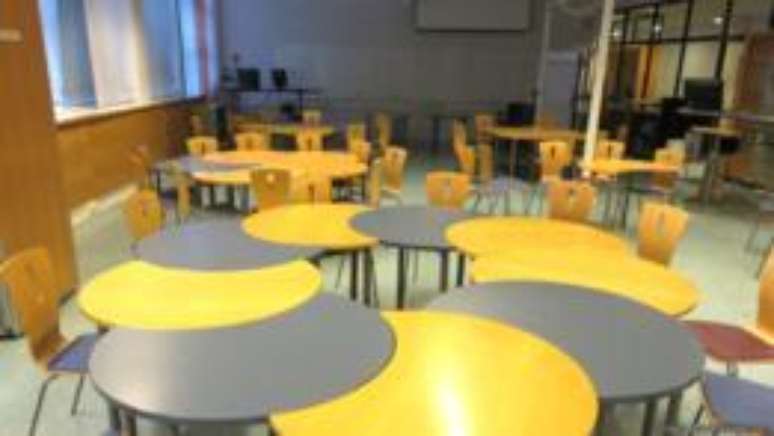 Algumas salas têm mobília especialmente projetada para que os alunos possam ser agrupados ou separados