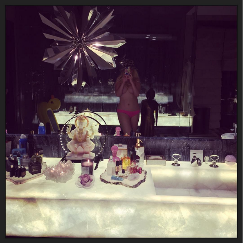 Christina Aguilera compartilhou foto no Instagram em que aparece apenas de calcinha