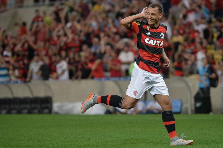 Alan Patrick continua no Flamengo por mais uma temporada