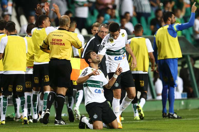 Destaque da noite, Henrique Almeida marcou os dois gols do Coritiba