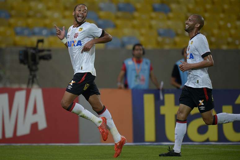 Hernani fez o primeiro gol do Atlético-PR, mas foi expulso no fim da partida