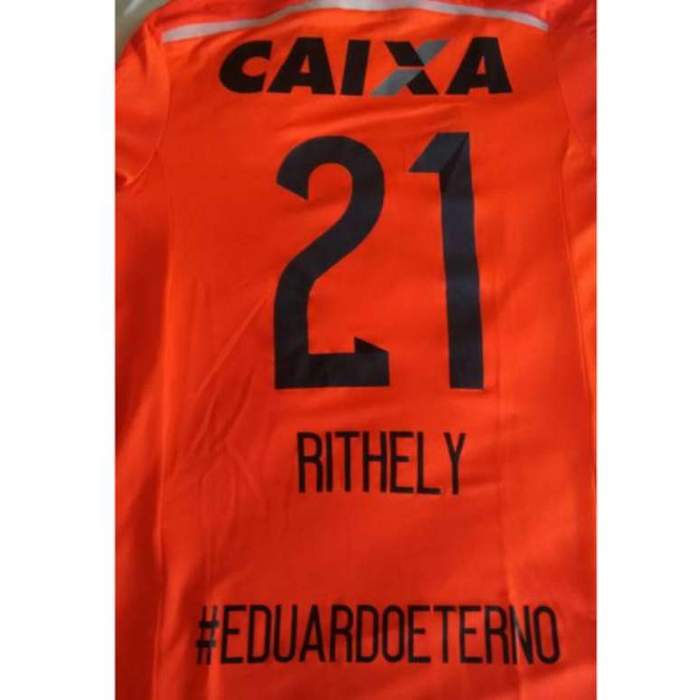 Camisa de Rithely com homenagem a Eduardo Campos