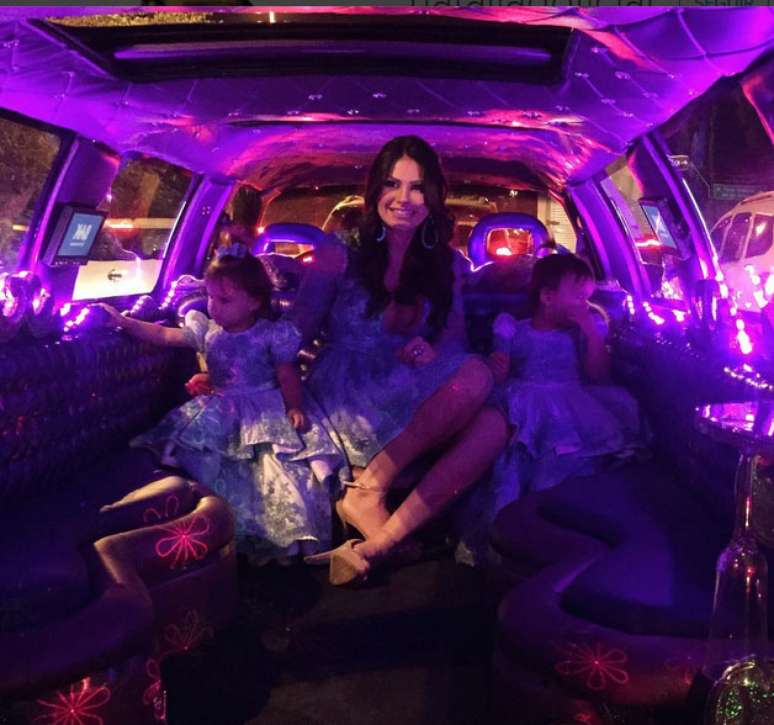 Natalia Guimarães e as filhas gêmeas Maya e Kiara