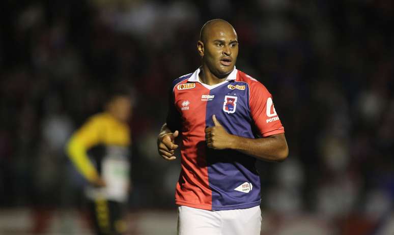 Paulo Henrique tem dois gols pelo Paraná na Série B