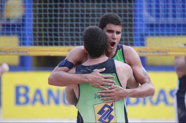 Vitor Felipe e Álvaro Filho comemoram vitória que lhes deu classificação à semifinal